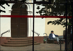 Die Bank vor der Bank im Spiegel vor der Bank