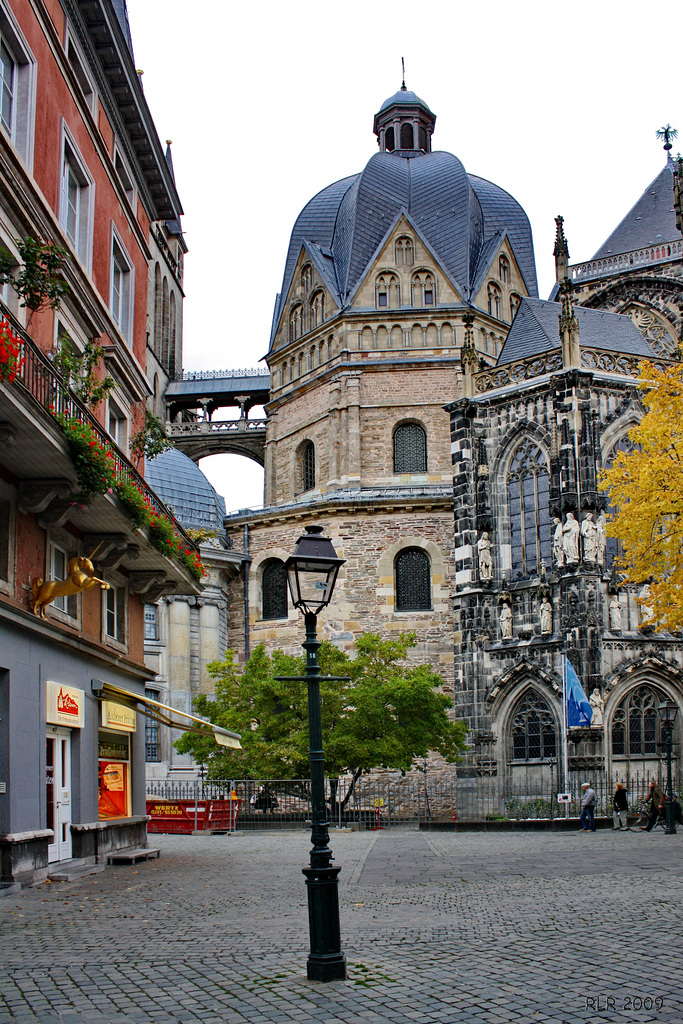 Straßenlaterne vor dem Aachener Dom