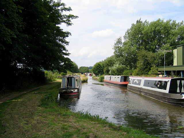 Looking back along the Staffs and Worcs canal at the Great Hayward Junction