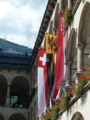 Die Fahnen von Brig, dem Kanton Wallis und der Schweiz