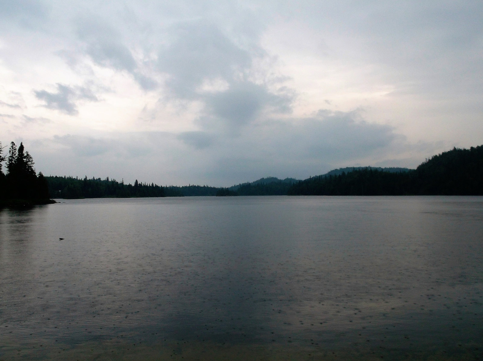 Rainy lakescape / Un lago lluvioso