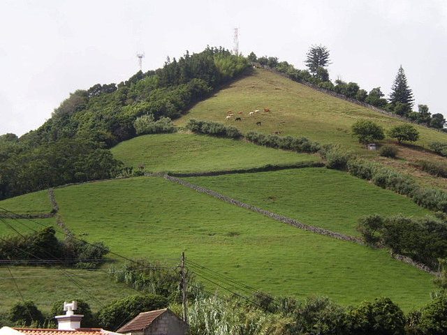 Monte das Cruzes (Crosses' Mount).