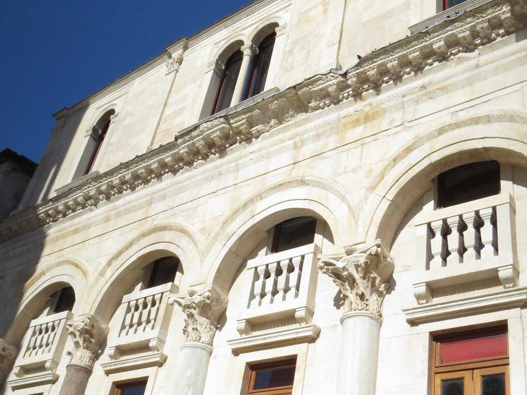 Split : les arcades de l'hôtel Luxor.