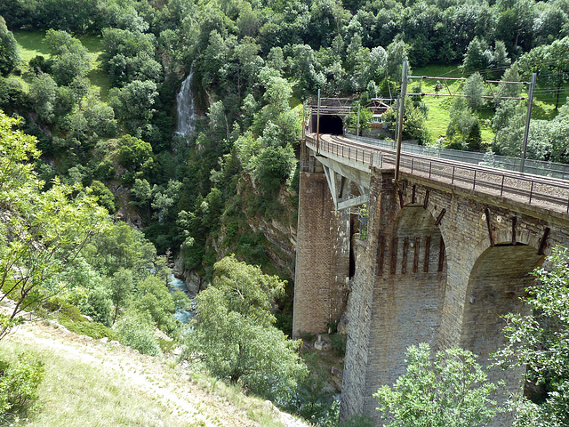 BLS-Viadukt über den Baltschiederbach auf der Lötschberg Südseite ( CH )