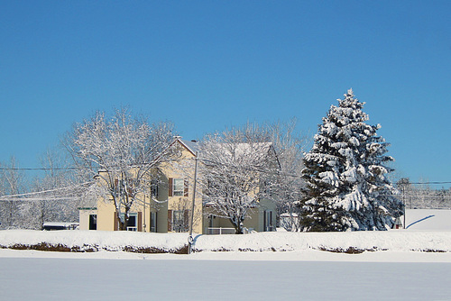 une maison en hiver