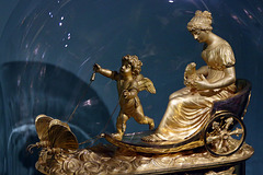 Sous cloche , Pendule au Char Empire " Eros et Psyché " tiré par des papillons , en bronze doré .  ..