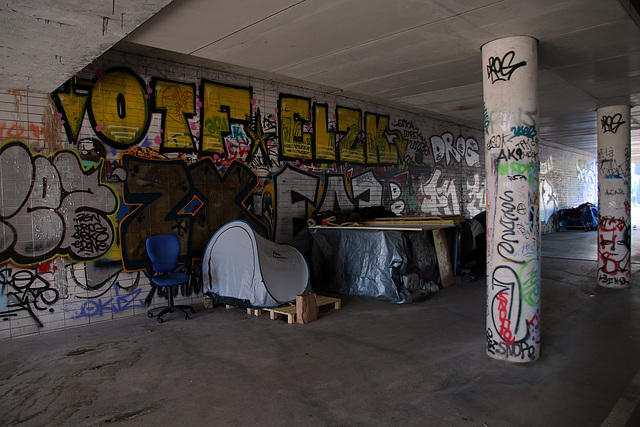 Camping sans étoile , sous le périphérique à Paris .