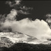 Els núvols blancs embolcallen la neu blanca