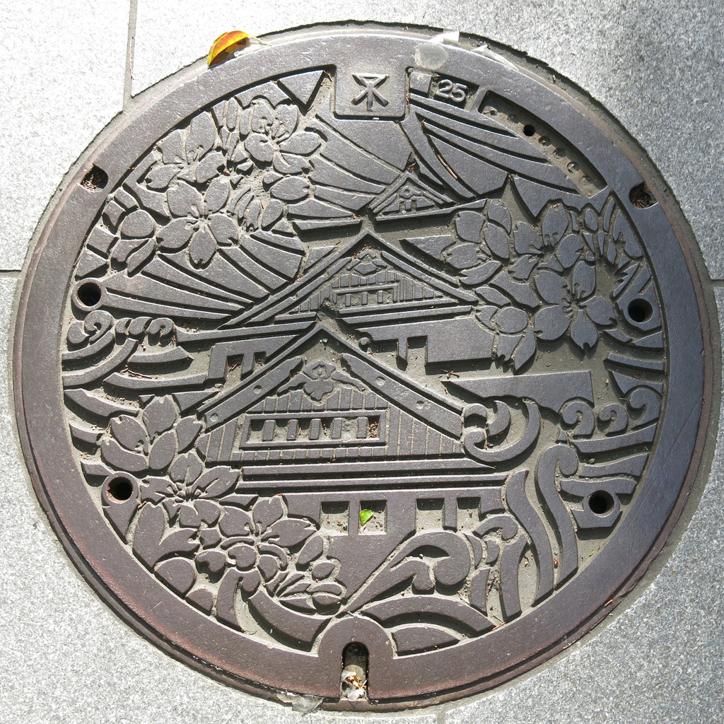 Plaque d'égout à Osaka (Kansai, Japon)