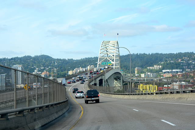 USA 2016 – Portland OR – Approaching Fremont Bridge