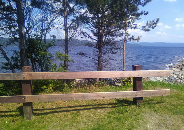 Fjord et clôture de bois / Wooden fence and fjord