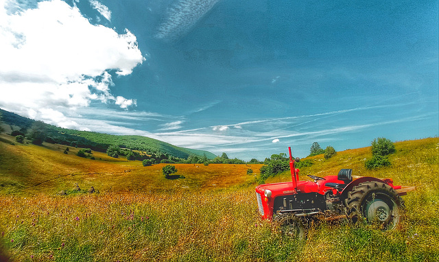 Traktor in middle of nowhere