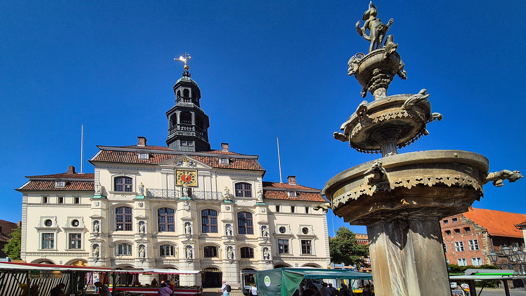 Rathaus mit Luna Brunnen