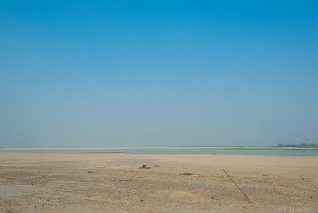 am Ufer des Irrawaddy-Flusses bei Mingun (© Buelipix)