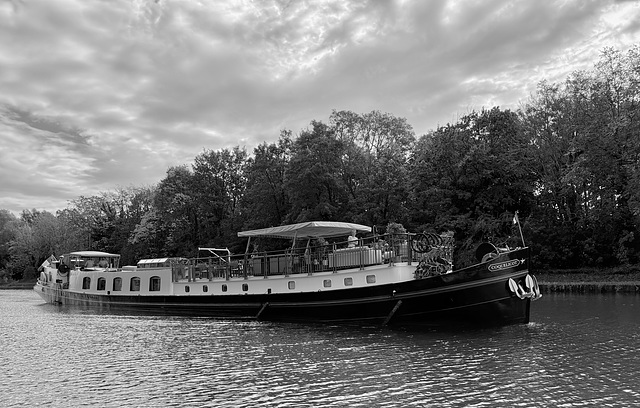 PENICHE SUR LE CANAL DE LA MARNE HFF