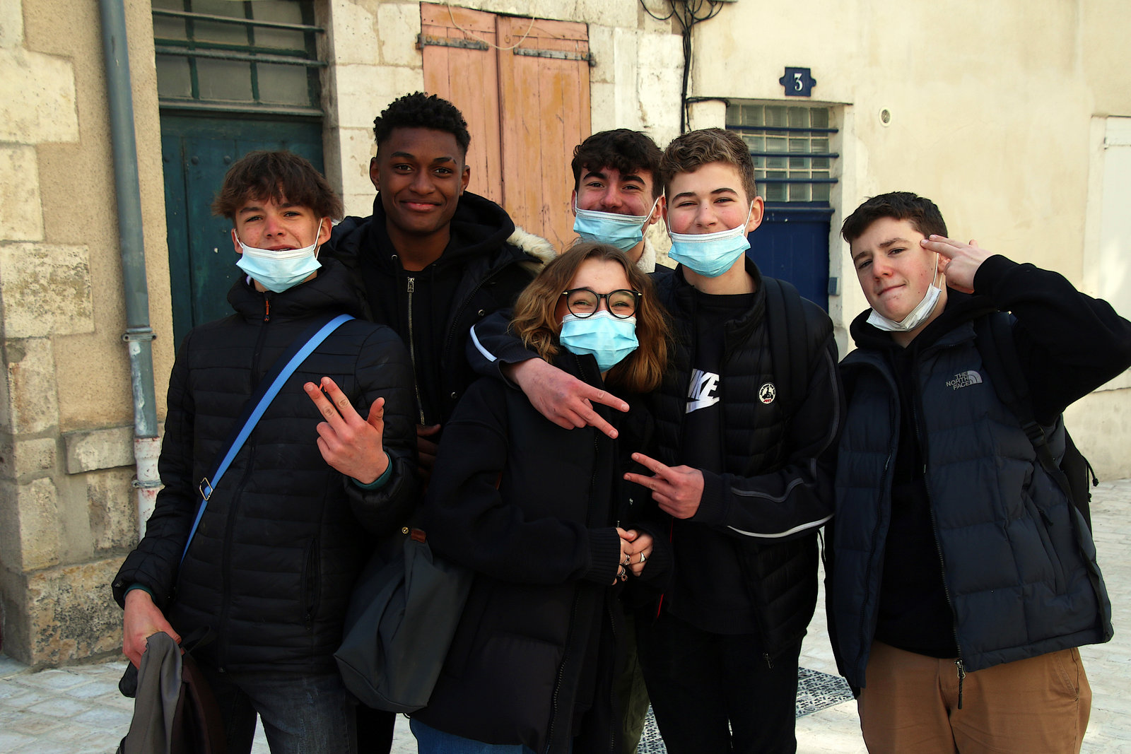 Ce jour à Orléans , j'ai été choqué par le comportement d'un groupe d'ados . Vous vous rendez compte , ils m'ont tous dit bonjour , avec en plus , un sourire jusqu'aux oreilles .