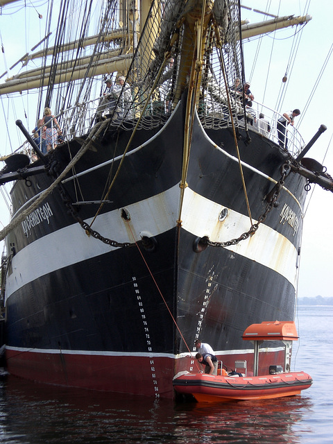 Arbeiten am Schiff im Hafen