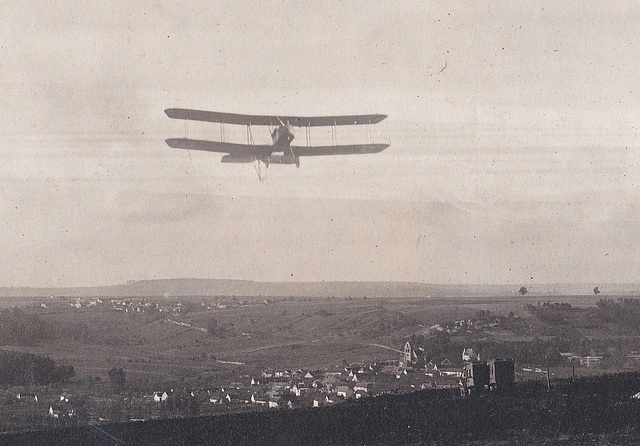 P12b Avion venant de l’Est sur la plaine de Reims