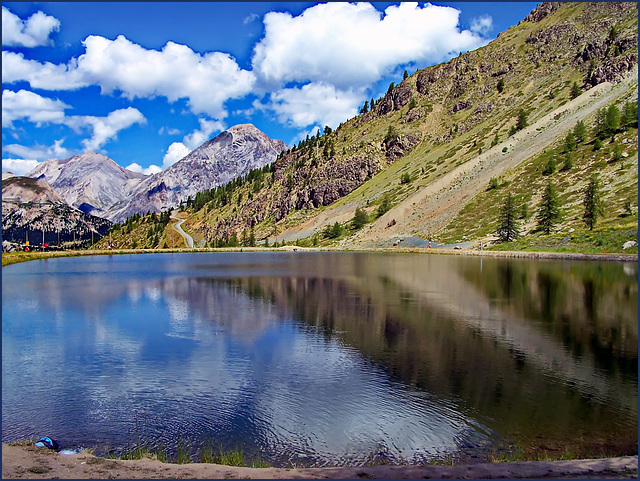 Montgenevre : il lago e il suo riflesso