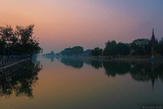 abends in Mandalay - Wassergraben um den ehemaligen Königspalast (© Buelipix)