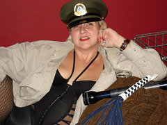 Provocation et menottes / Teasing with handcuff and flog