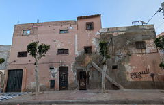 Architecture laâyounienne avec graffitis en prime