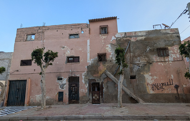 Architecture laâyounienne avec graffitis en prime