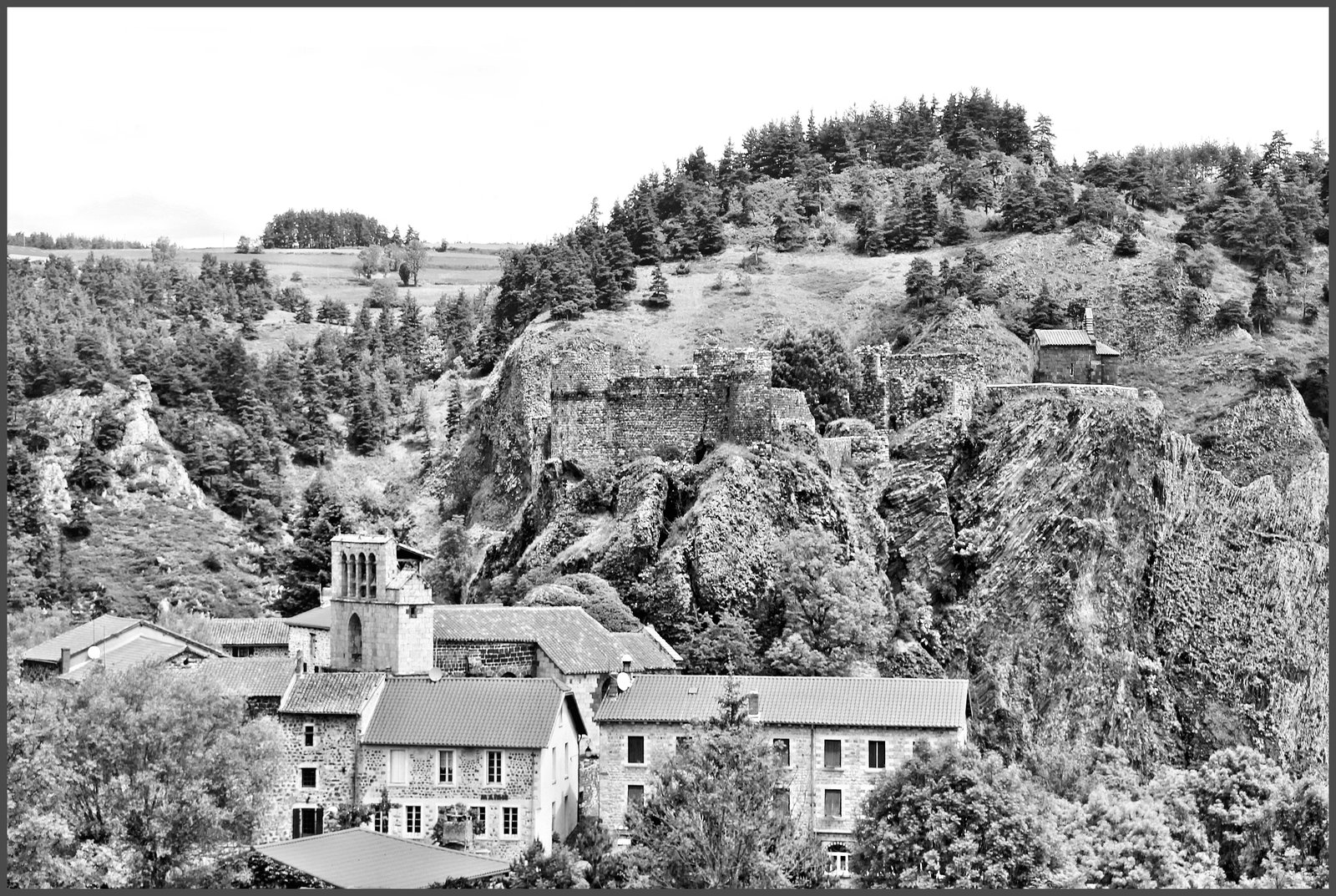 Arlempdes (43) 5 juin 2017. Le village et le château.