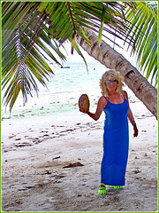 Seychelles : la signora in blu il cocco lo ha preso in mano, non in testa !