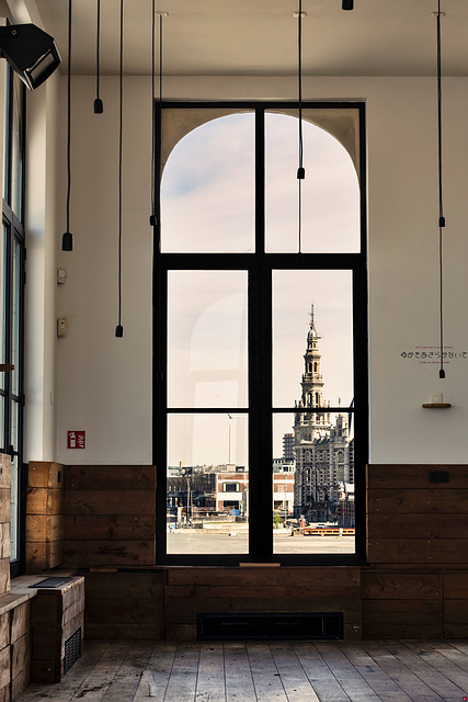 Blick durchs Fenster auf die Sint-Pauluskerk - Antwerpen