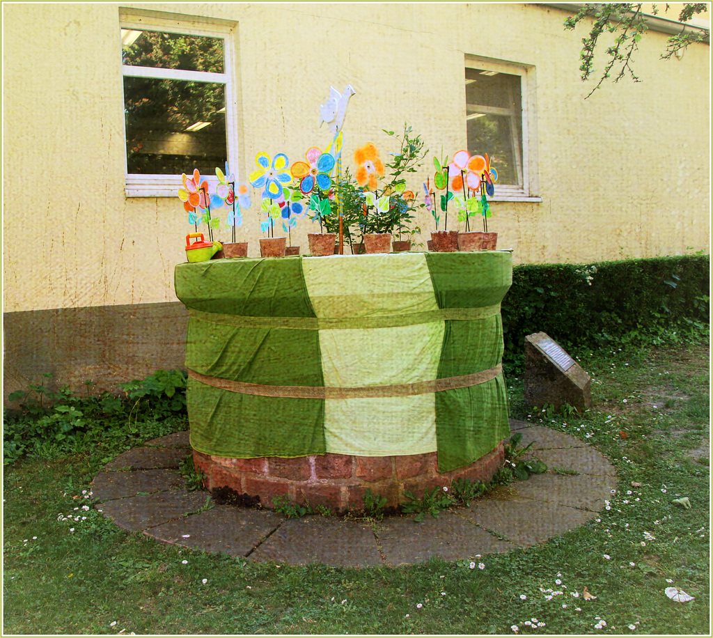 Verzierter Brunnen ... für die Solidarität mit der Ukraine