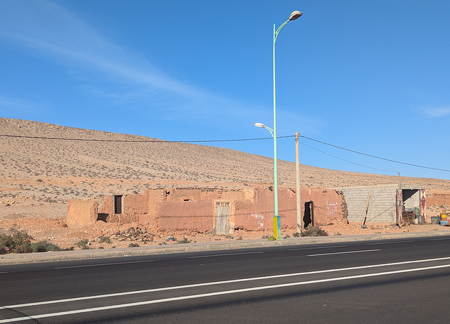 Lampadaire désertique au Sahara occidental