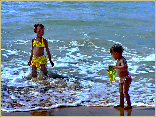 Seychelles : i bambini di tutto il mondo giocano nell'acqua del mare senza stancarsi  mai...