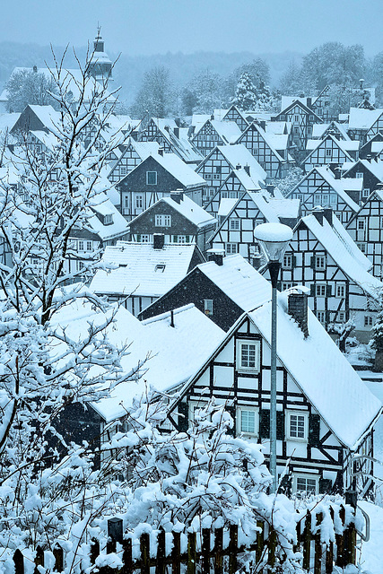Schneetreiben über der Altstadt Freudenbergs