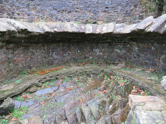 okehampton castle, devon, c15 oven in kitchen (11)