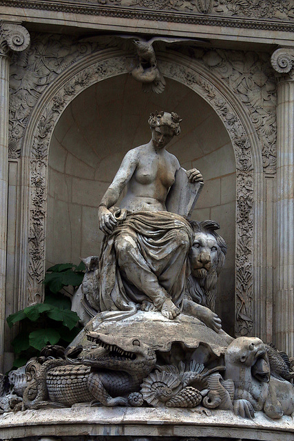 Face au Jardin des Plantes , la Fontaine Cuvier .