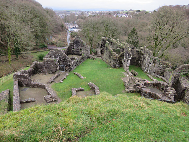 okehampton castle, devon, view of bailey with c14 buildings within c12 curtain(5)