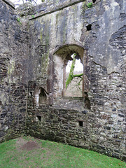 okehampton castle, devon, early c14 piscina in chapel  (4)