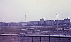 Berlin (D) Janvier 1971. Le Mur, les champs de mines et autres barrières........ (Diapositive numérisée).