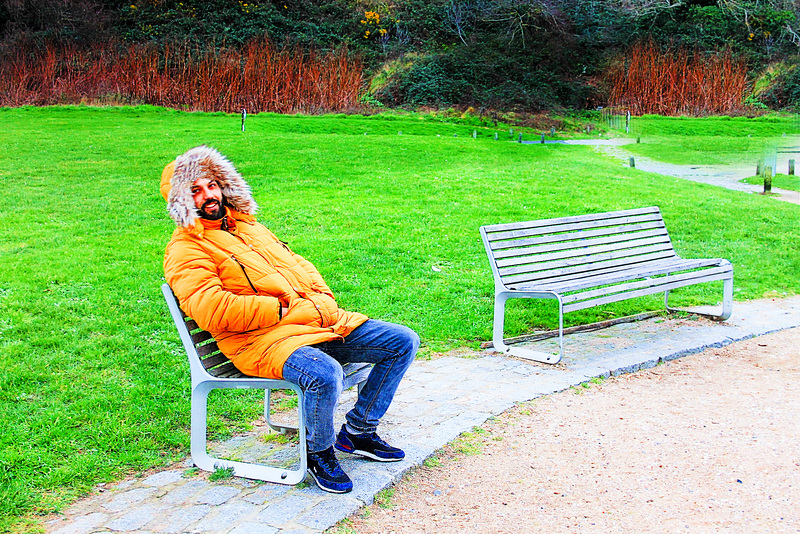 Malik se reposant au bas des falaises du Havre.