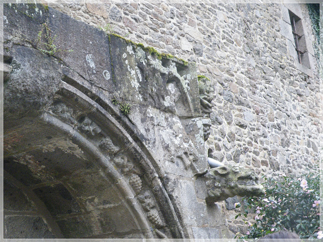 La fontaine Notre-Dame d'entre-les-portes à Quintin (22)