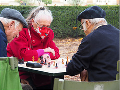 Echecs au Jardin du Luxembourg  (3 photos) - 1) La réflexion