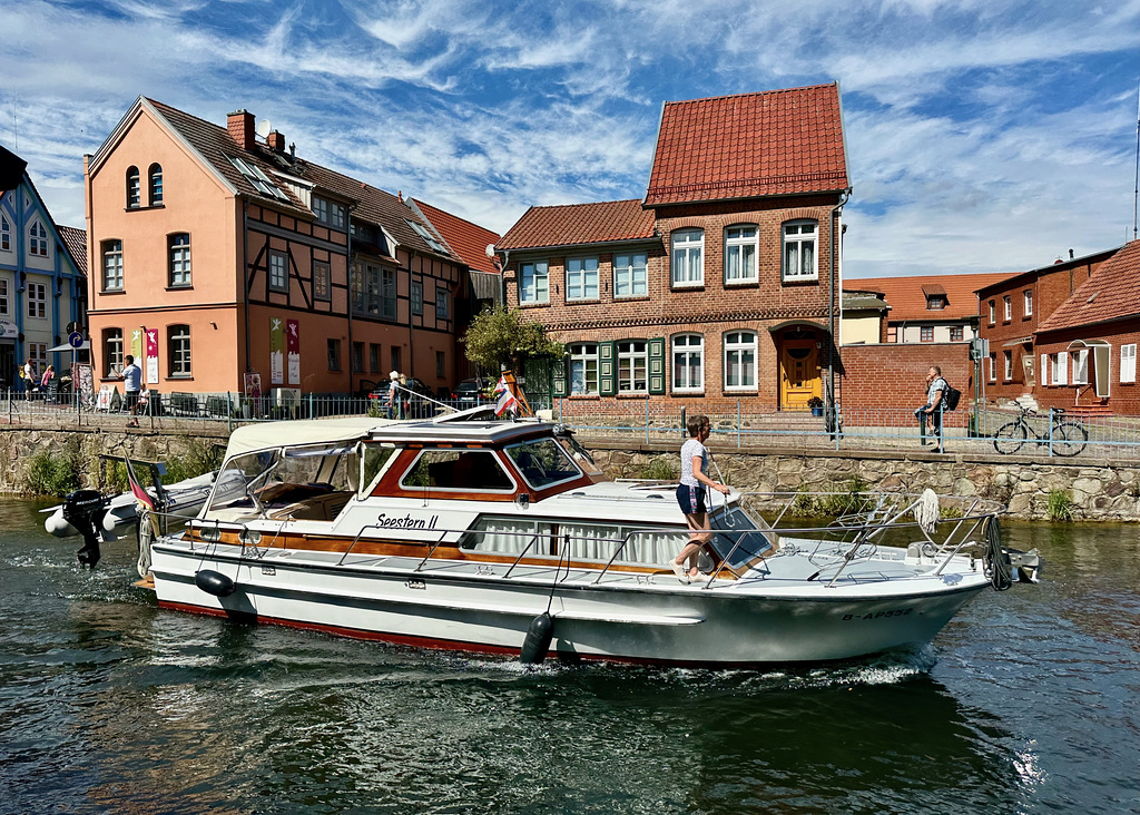 Vor der Durchfahrt durch die Hubbrücke