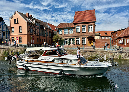 Vor der Durchfahrt durch die Hubbrücke