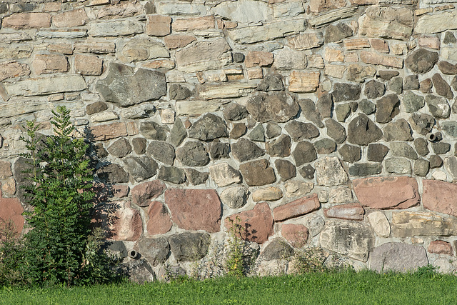 Mauer aus verschiedenen Gesteinsarten - 2016-08-31_D4_DSC8888