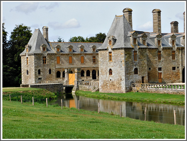 Extérieurs du château : Le Rocher Portail à Saint Brice en Coglès