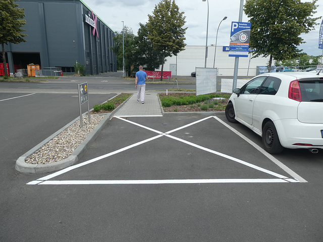 Lidl in Teltow, Gehweg in Richtung Oderstraße