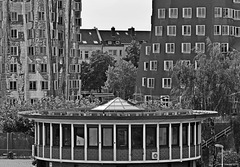 Gebäude der Wasserschutzpolizei vor den Gehry-Bauten im Medienhafen