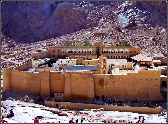 SINAI : Sono salito un pò in alto per fare questo scatto dove si vede l'interno del monastero ed anche, a sinistra, la strada pedonale per salire al monte Sinai - oltre 4000 gradini creati con altrett