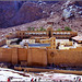SINAI : Sono salito un pò in alto per fare questo scatto dove si vede l'interno del monastero ed anche, a sinistra, la strada pedonale per salire al monte Sinai - oltre 4000 gradini creati con altrettanti lastroni di granito per raggiungere i 2600 m